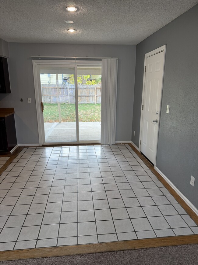 Building Photo - 5025 E Weaver Ave