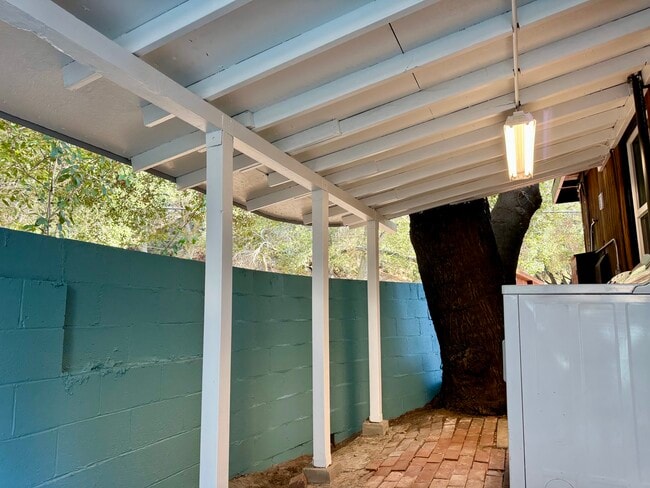 Building Photo - 1619 Oak Dr