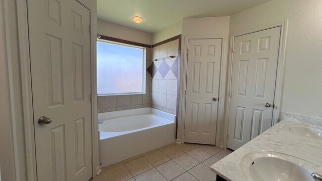Building Photo - Newly Remodeled 4 Br 2 Bath off Stan Schlu...