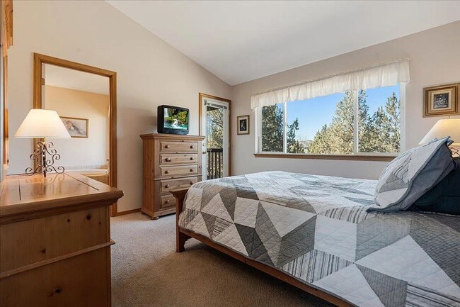 Building Photo - Want to live on a golf course with access to the pool with sports center privileges?