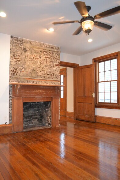 Building Photo - 203 W Waldburg St