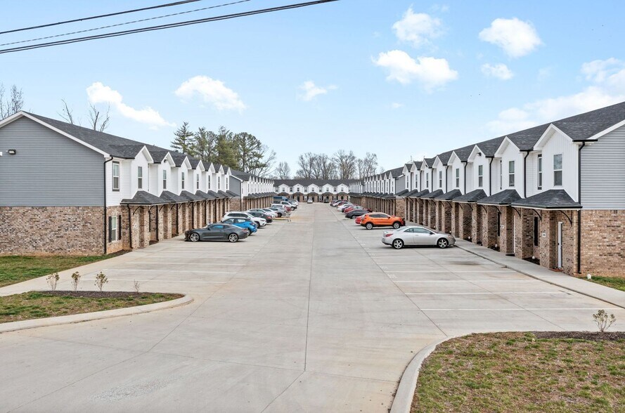 Building Photo - Golf Club Ln - 1625