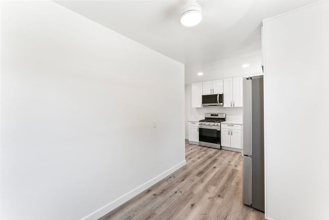 Building Photo - Nicely Remodeled 3 Bed 2 Bath in West Chul...