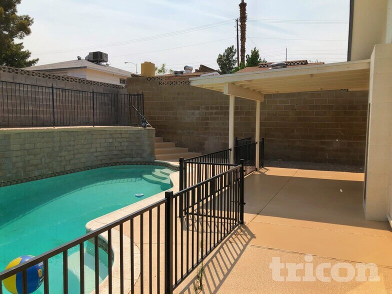 Building Photo - 4263 Powell Ave