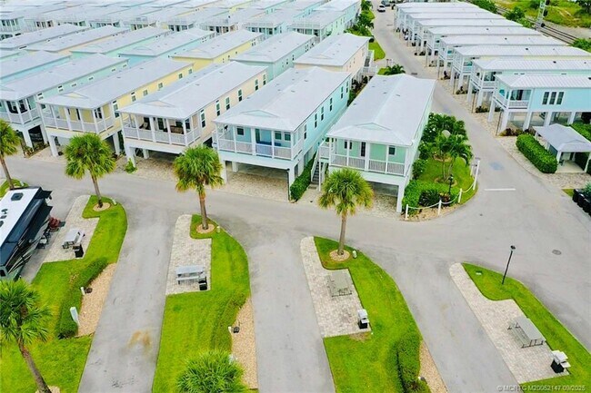 Building Photo - 252 NE Ebbtide Way