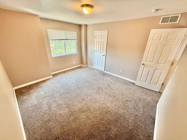 Building Photo - 3 Bedroom 2.5 Bath Townhome with 1 car gar...