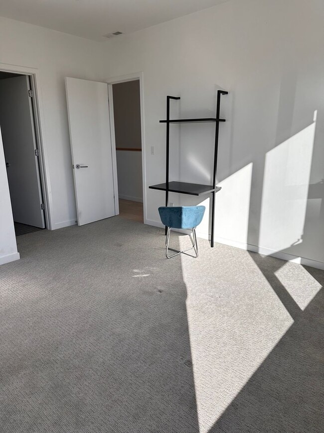 Building Photo - 3 Bedroom 3.5 Bath River Views - Walk to Old Mill