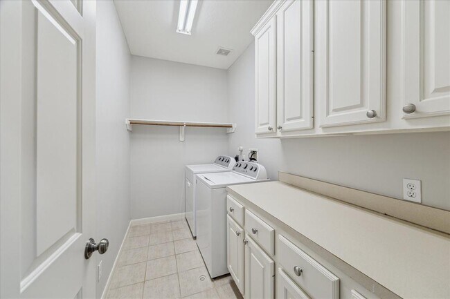 Building Photo - 523 Archwood Trail
