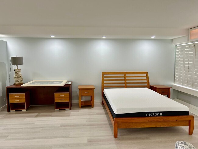 Building Photo - Colony Surf fully furnished and newly remodelled oceanfront "end unit" with parking + washer/drye...