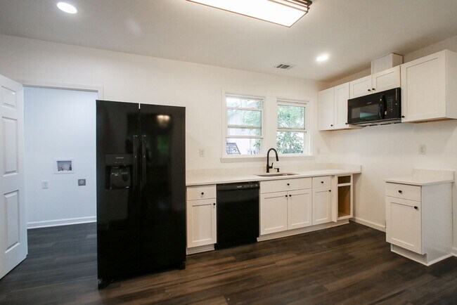 Building Photo - Spacious 4 Bedroom, 2.5 Bath Home in Savan...