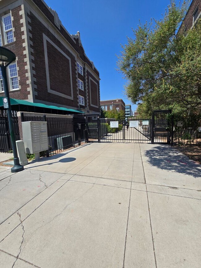 Building Photo - Beautiful 2BR , 2BA 2nd floor loft in East...