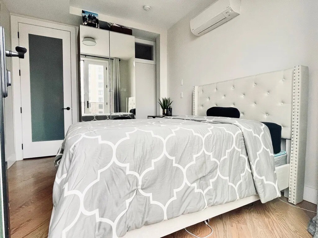Building Photo - Furnished room/NOT APARTMENT
