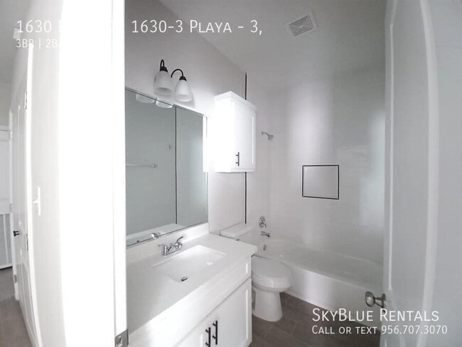 Building Photo - 1630 Playa Dr
