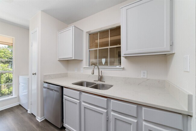 Building Photo - 3770 Lovers Wood Ln