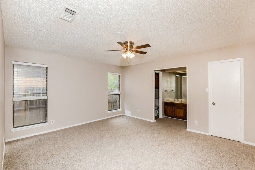 Building Photo - 3621 Willowbrook Dr
