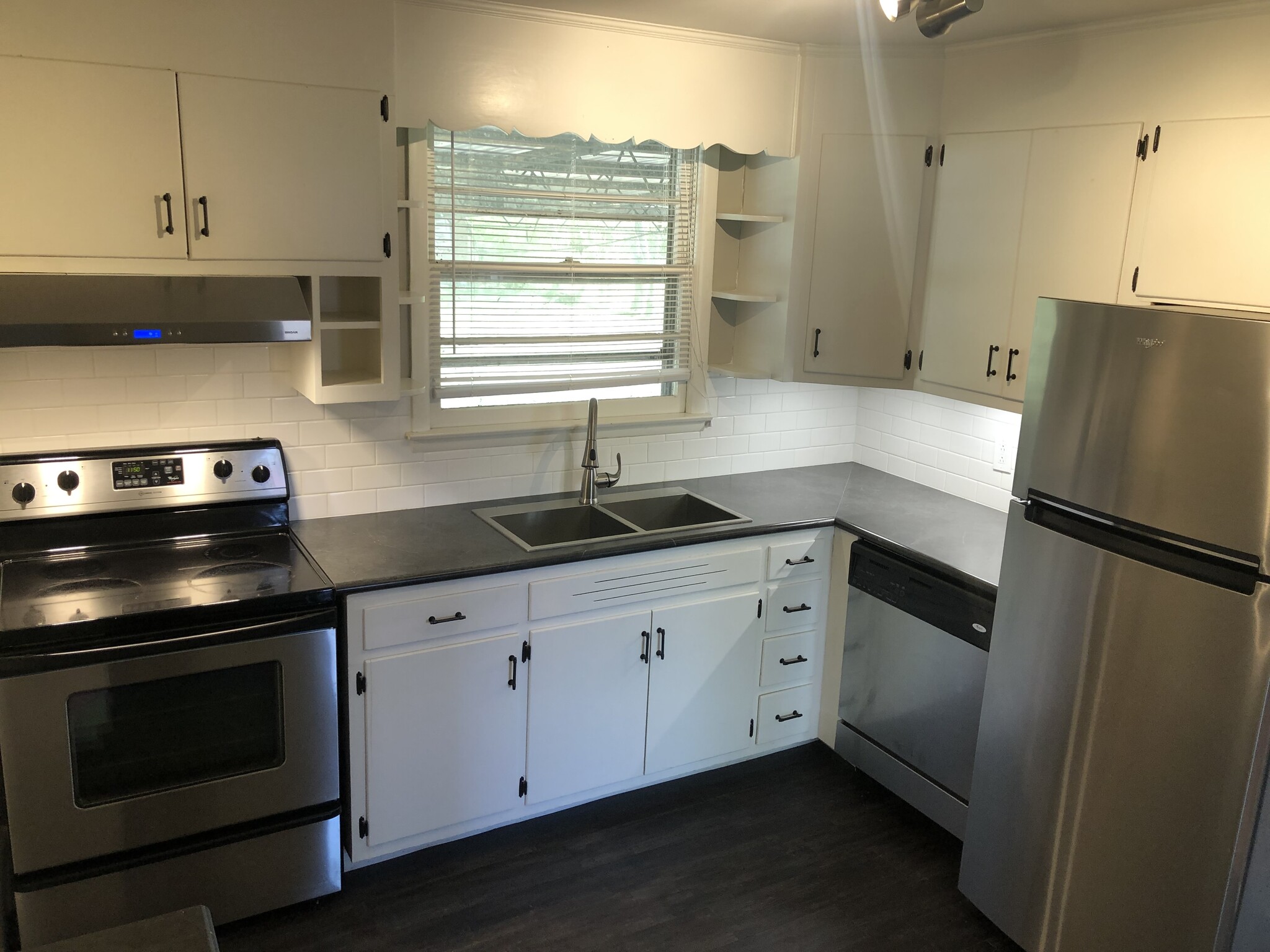 Kitchen - 611 Thrush Pl
