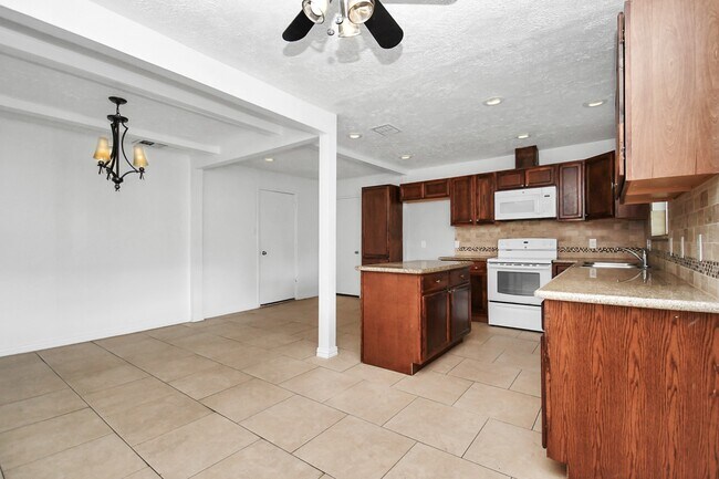 Building Photo - 10131 Kent Towne Ln