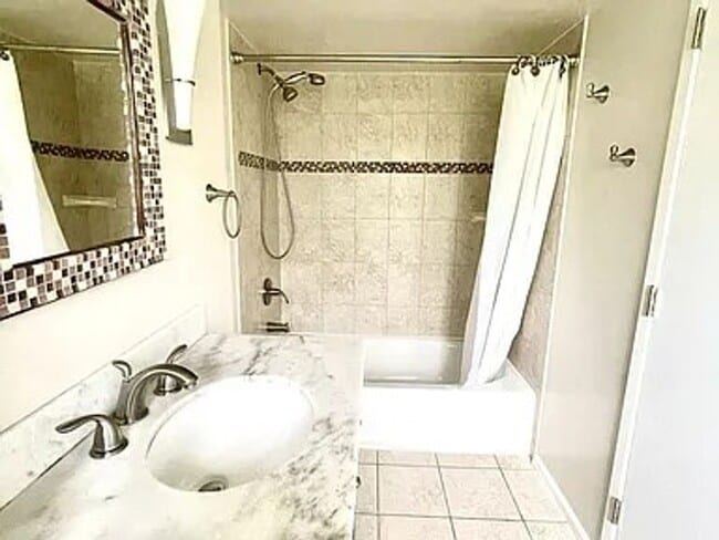 Building Photo - Beautiful Mid-Century four-bedroom Shoreline