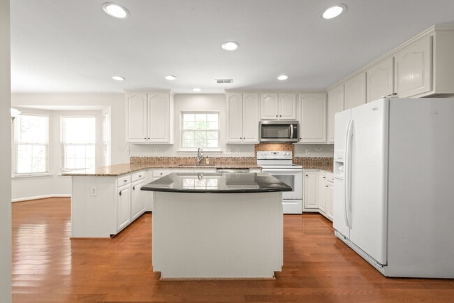 Building Photo - 3 Bedroom w/ 2 car Garage (Landscaping is ...