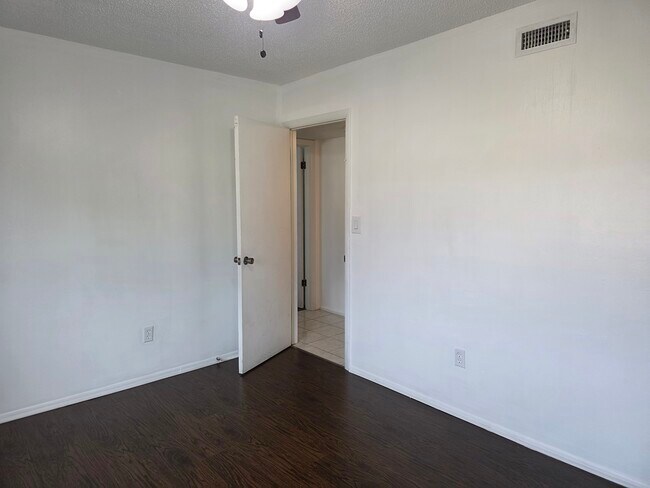 Building Photo - 605 N Keene Rd