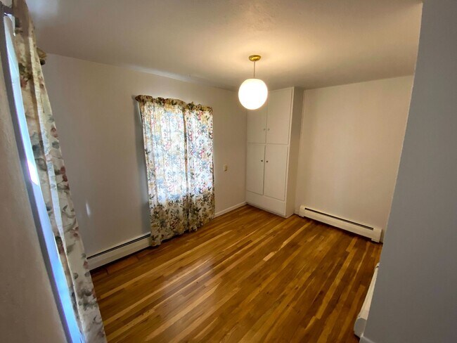 Building Photo - 4 Bedroom 1.5 Bath House with Washer and D...