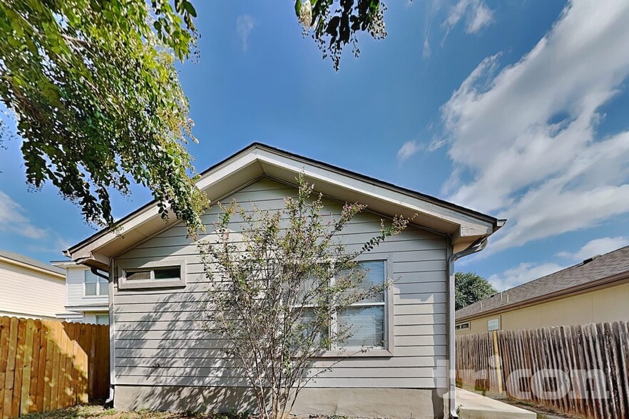 Building Photo - 6734 Sandy Point Dr