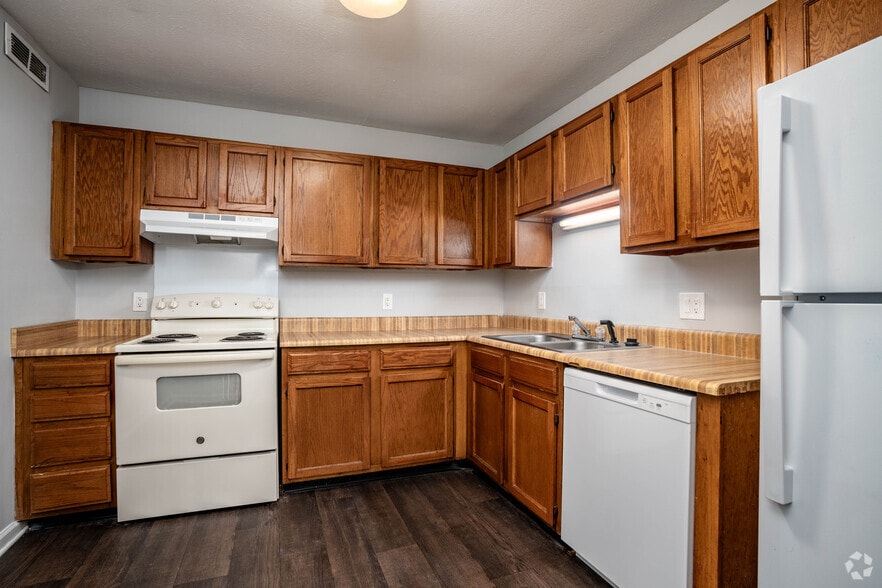 2BR, 2BA - 1200SF - Kitchen - Birchwood Apartments