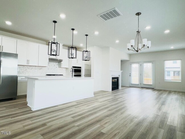 Building Photo - 4 Bedroom End Unit Townhome for Rent