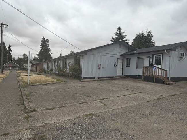 Building Photo - Large Two Bedroom Conveniently located Amenities!