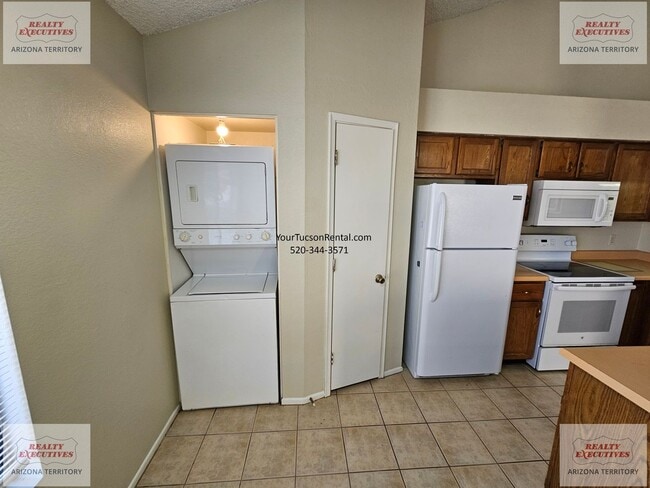 Building Photo - Los Reales & Cardinal area 2/2 with A/C & covered parking