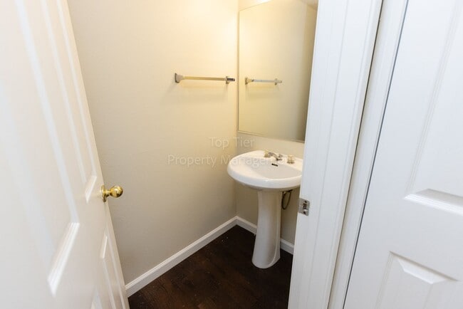 Building Photo - Beautiful home in Sunset Glen with 4 bedrooms 2.5 bath, 1726 Sq Ft available NOW