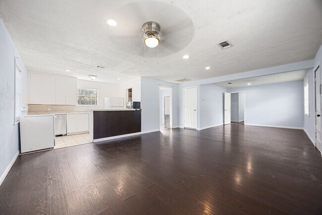 Building Photo - 340 Magnolia Dr