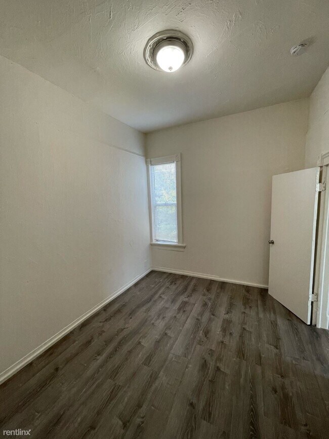 Building Photo - 723 27th St