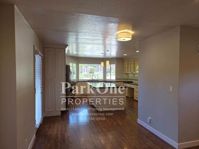 Building Photo - 137 Lombardy Ln