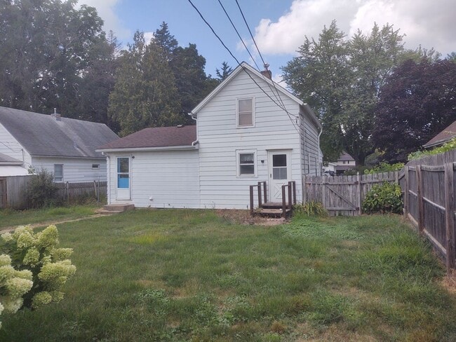 Building Photo - Great house with a big yard