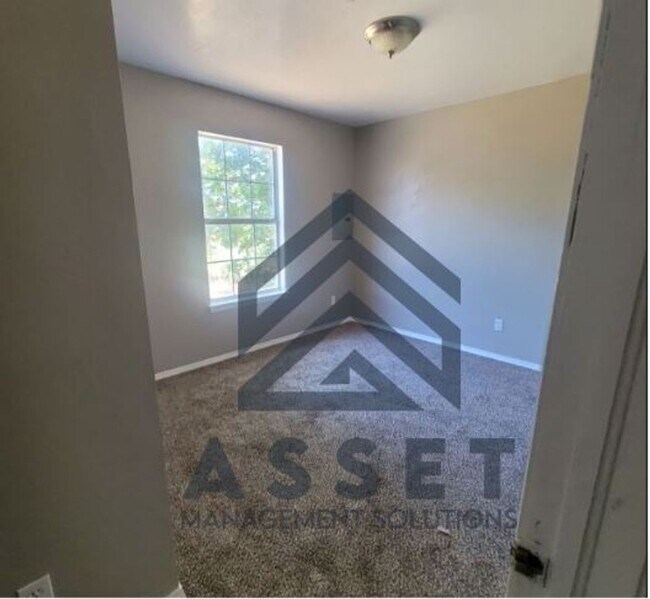 Building Photo - Charming 5 Bedroom House