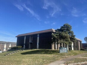 Building Photo - 208 Lakeshore Dr