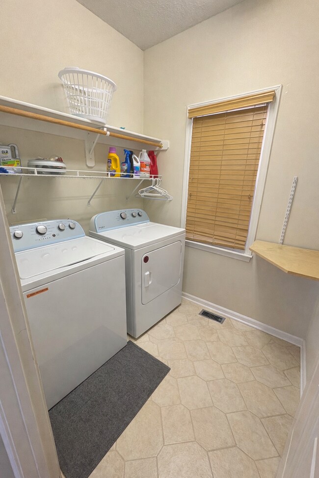 Building Photo - 30+ Day Stays | Fully Furnished 5 Bed Home w/Utilities included | 3 Car Garage | Great Community ...