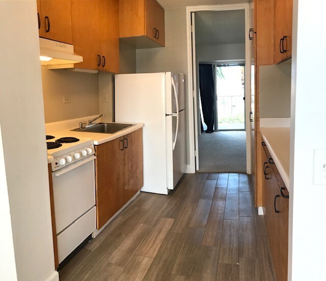 Building Photo - Westview Plaza - 1 bdrm, 1 bath, 1 covered...