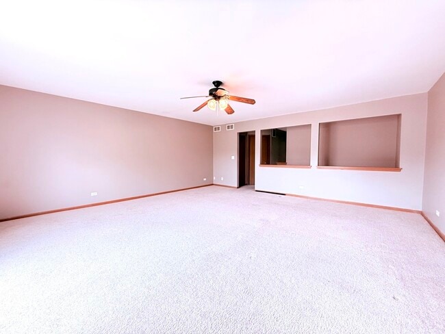 Building Photo - 3984 Blackstone Dr