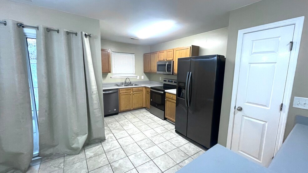 Building Photo - 711 Crestwell Cir SW