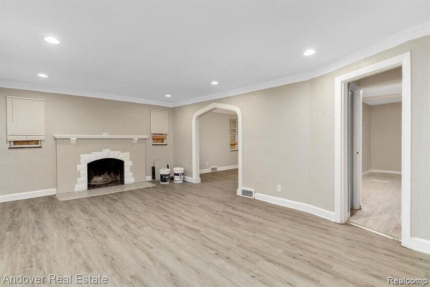 Building Photo - 5574 Buckingham