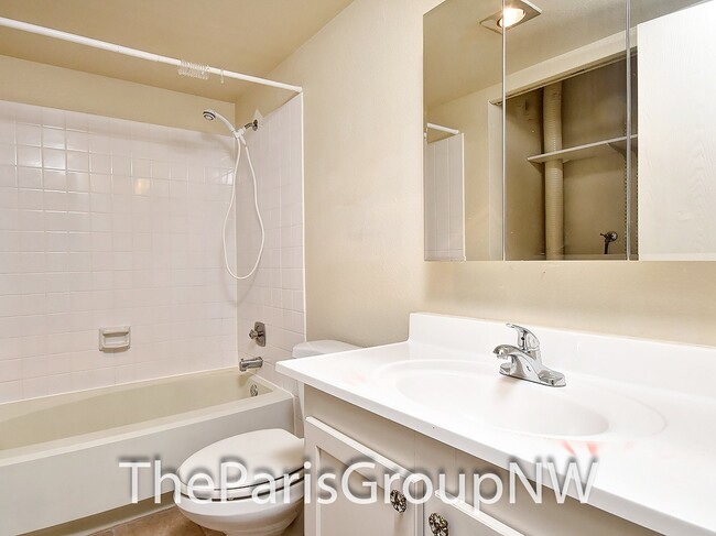 Building Photo - 3BR Top Flr Fairwood Condo – Great Locatio...