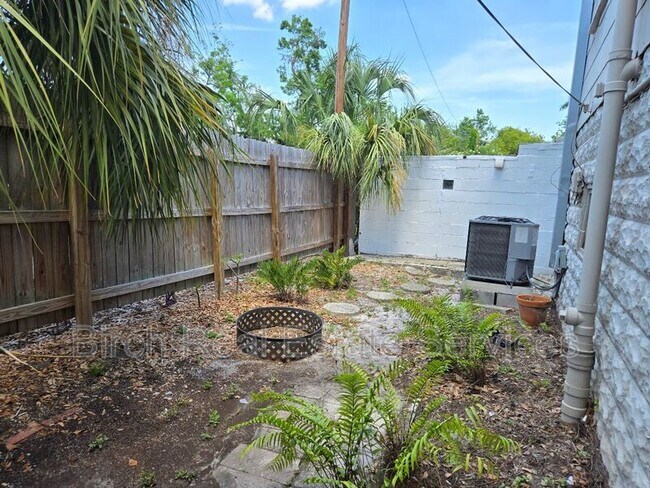 Building Photo - 837 10th Ave N