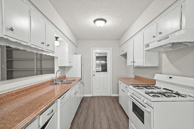 Building Photo - 5232 Cottonwood Cir