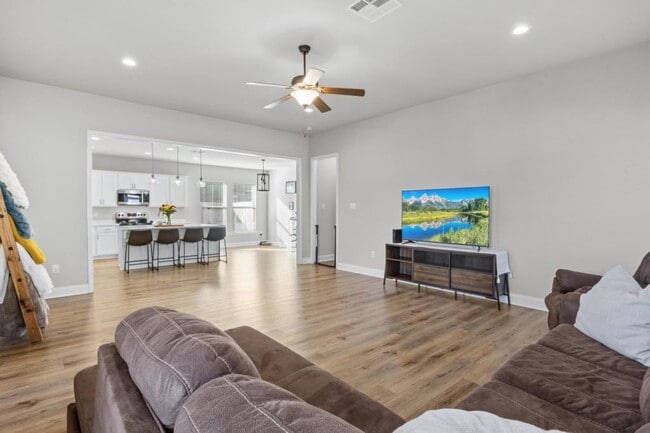 Building Photo - 1049 Stella Rd