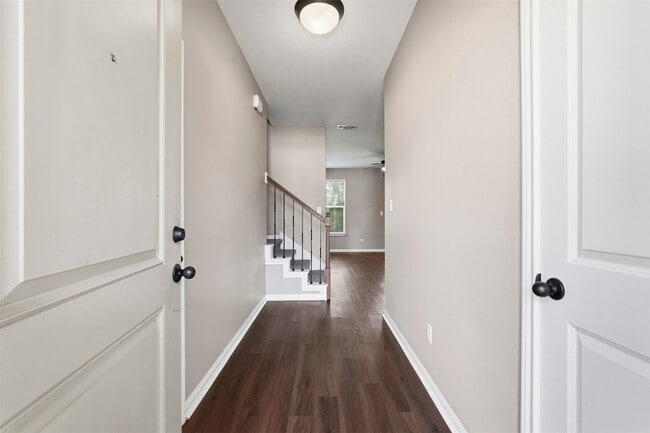 Building Photo - 112 Artesian Way