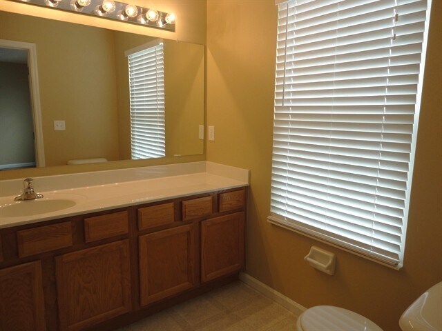 Building Photo - 509 Lake Front Dr