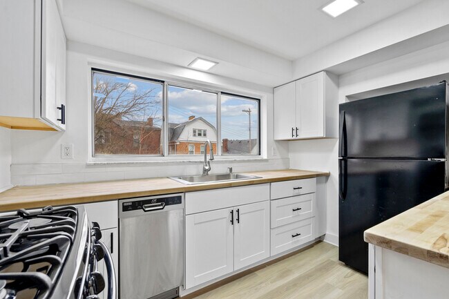 Building Photo - 204 Jucunda St