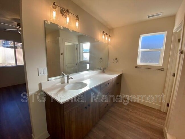 Building Photo - 939 S 25 W